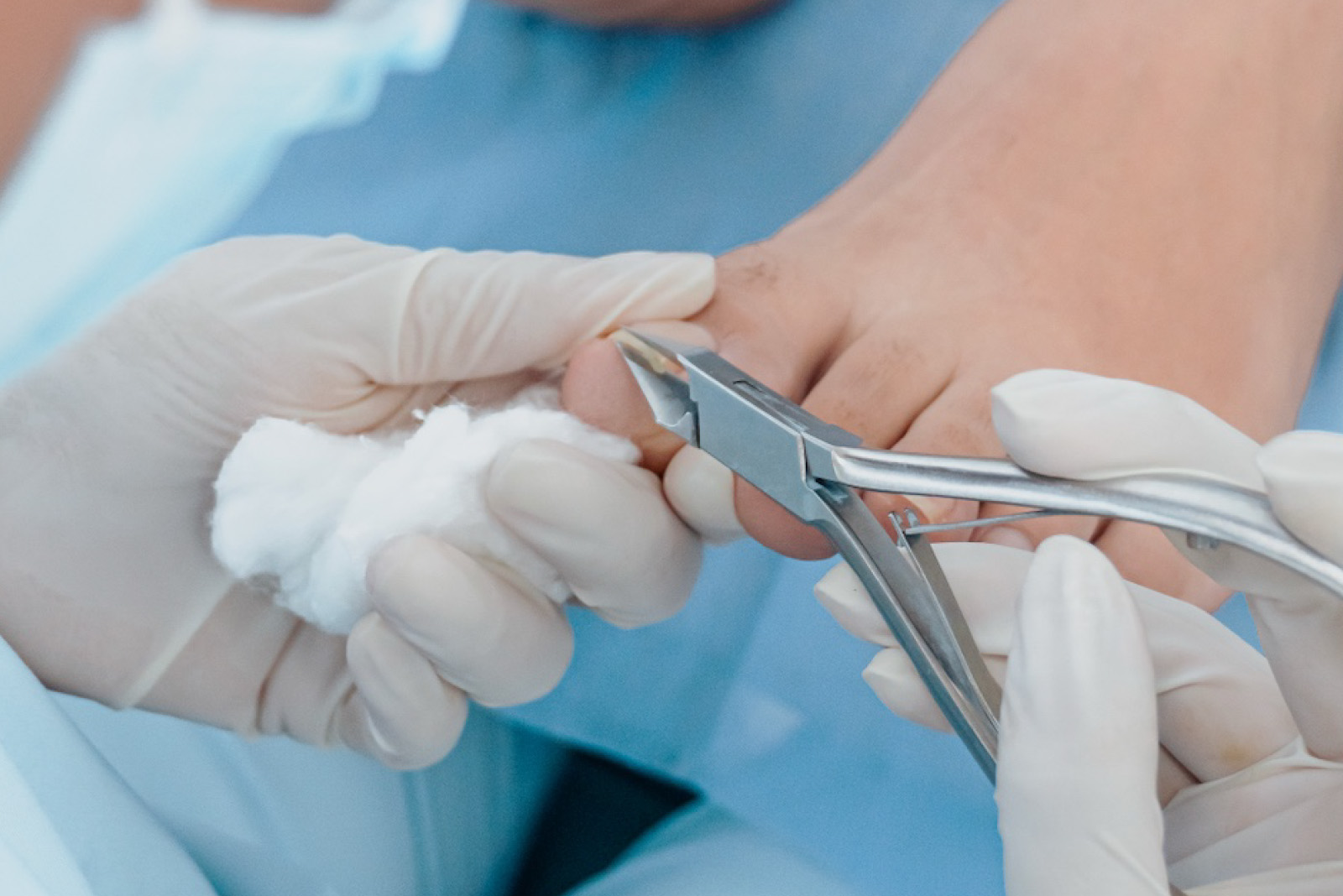 Podólogo realizando Pedicure con material esterilizado