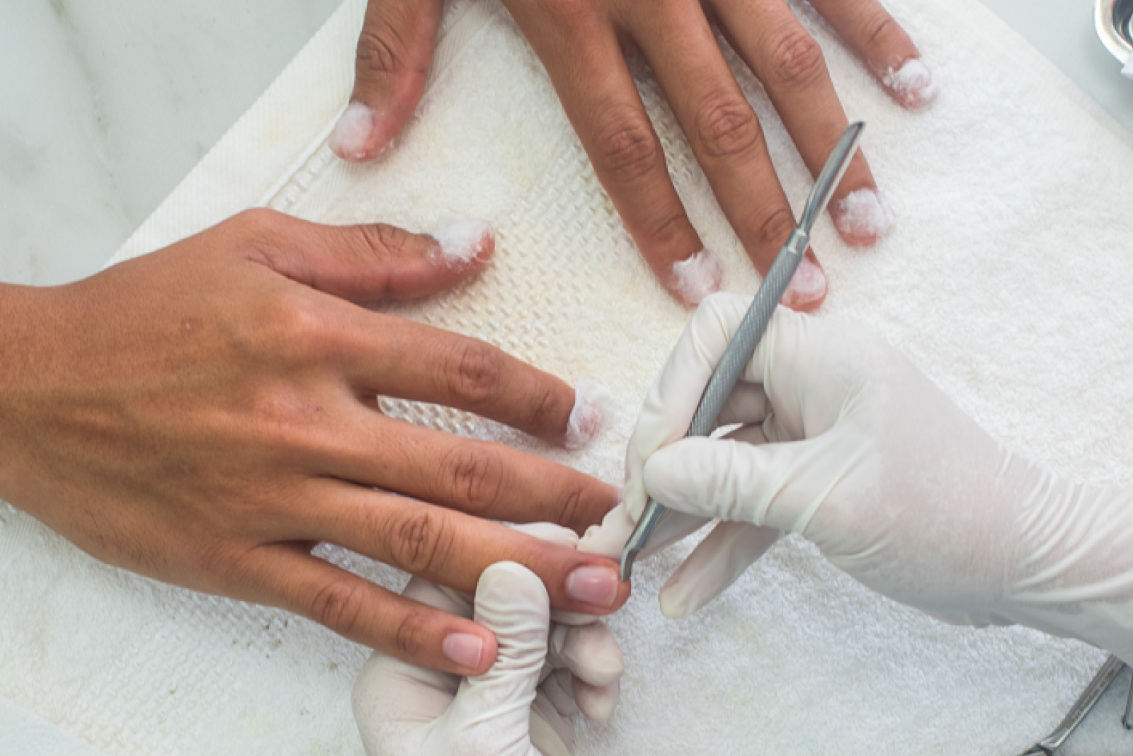 Proceso de manicure clínico de uñas de las manos